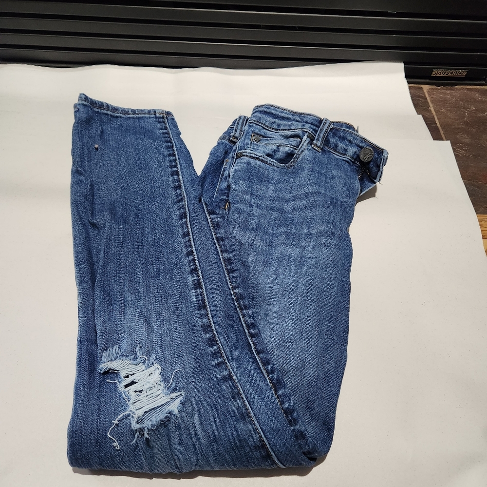 Kut jeans size 0, distressing in both knees